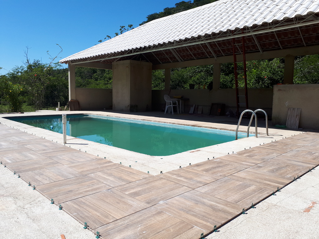 Deck e Área de Piscina