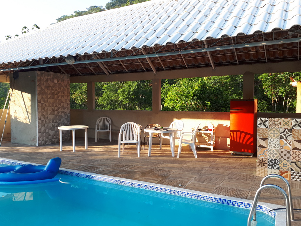 Deck e Área de Piscina