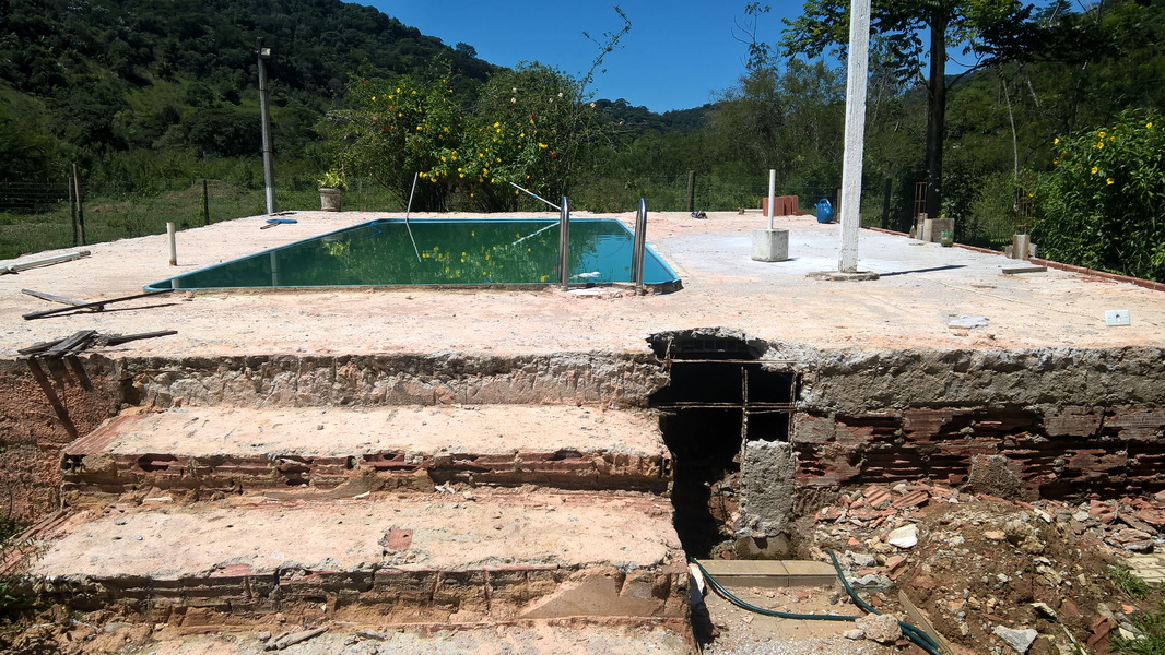 Deck e Área de Piscina